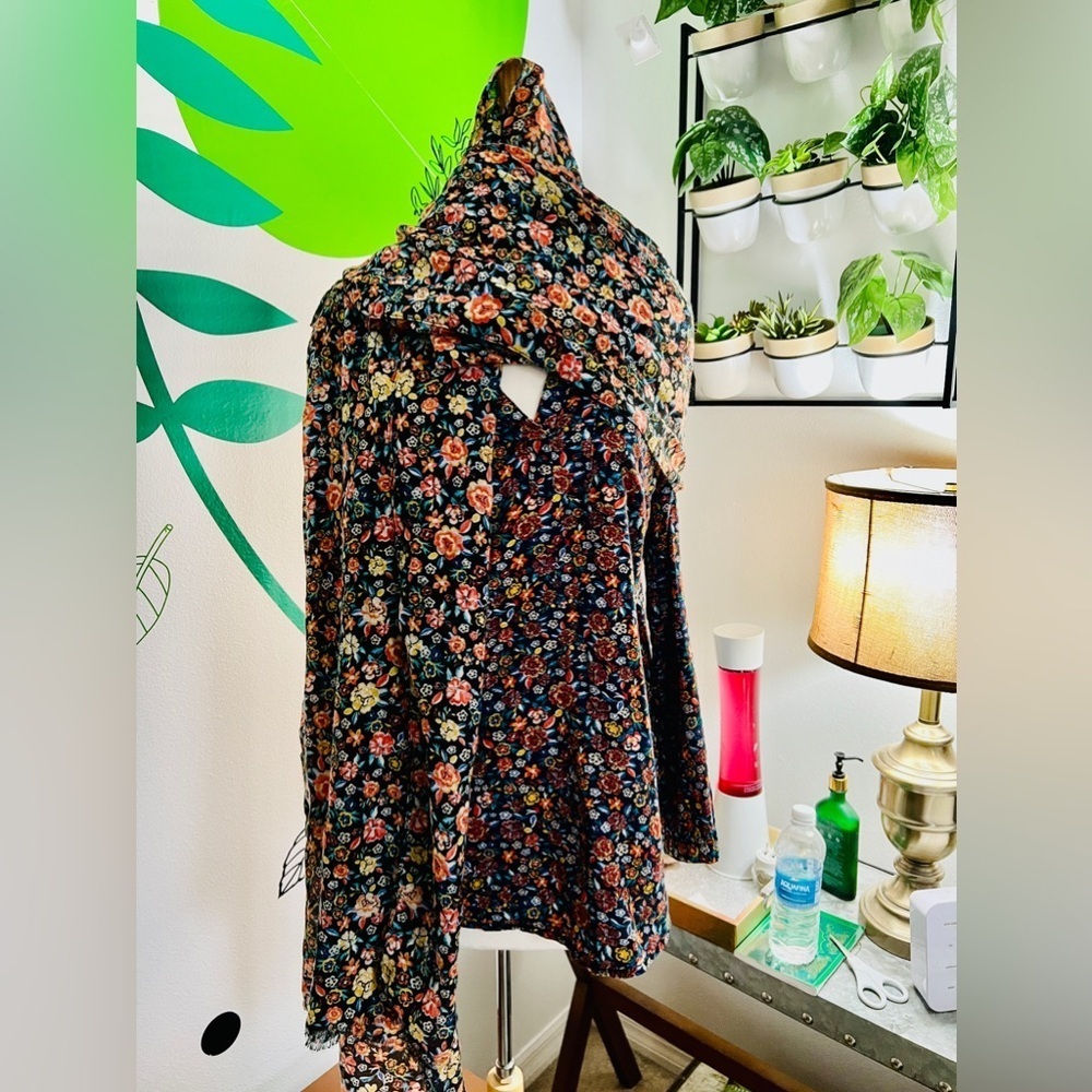 Discover Dubai Chic: Floral Old Navy Tunic Shirt & Scarf Ensemble! 🌸🧣